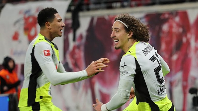 Niềm vui gi&agrave;nh lại điểm của c&aacute;c cầu thủ Dortmund.