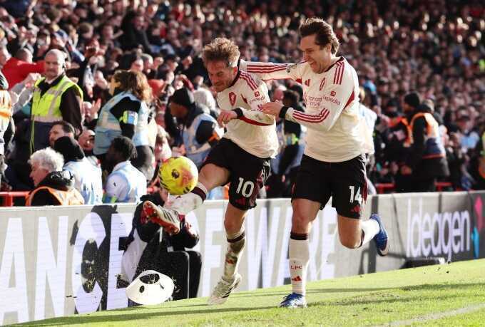 Carragher: `Chiến thắng của Liverpool là một vụ cướp trắng trợn`