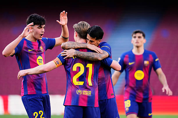 Vùi dập Levante, Barca đoạt lại ngôi đầu La Liga