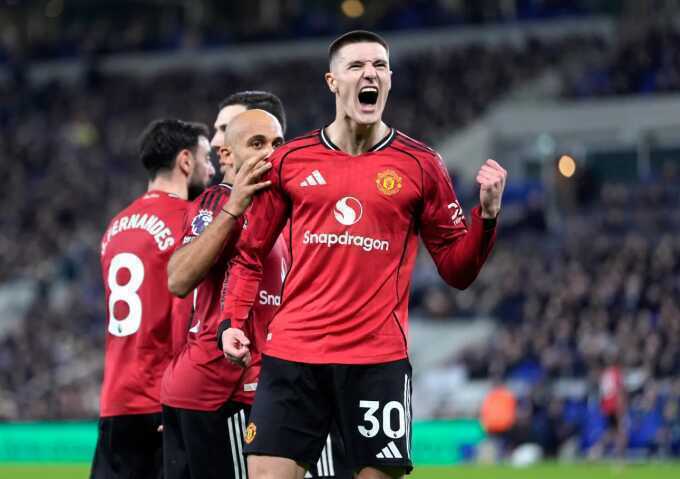 Neville: `Man Utd có thể về ba Ngoại hạng Anh`