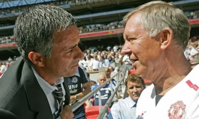 Mourinho v&agrave; Sir Alex đ&atilde; nhiều lần chạm tr&aacute;n.