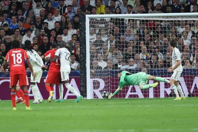 Courtois khoe dùng gen bóng chuyền cứu thua cho Real