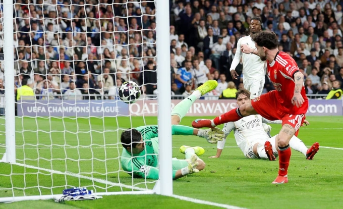 Real thoát hiểm, vào vòng 1/8 Champions League