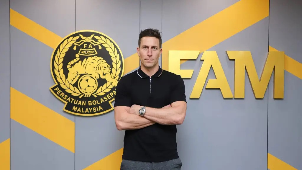 Rob Friend makan bola.jpg