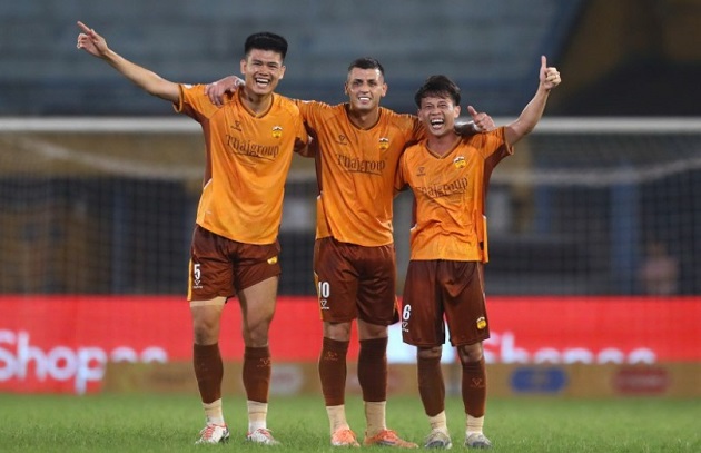 Thắng ngược HAGL 3-1, CAHN xây chắc ngôi đầu