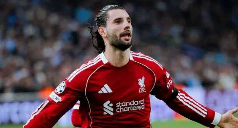  Szoboszlai c&oacute; khả năng s&uacute;t xa lợi hại.