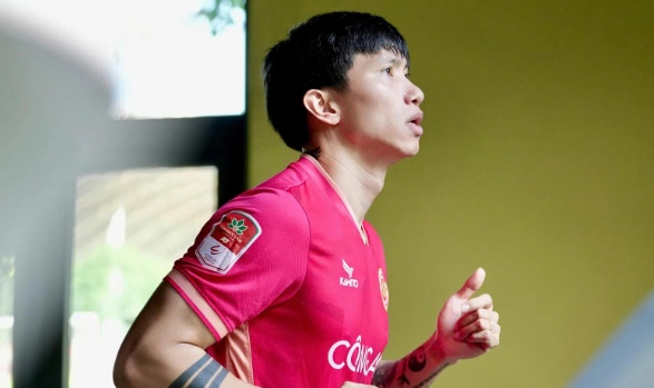 Văn Hậu đ&atilde; gặp một chấn thương nhẹ.