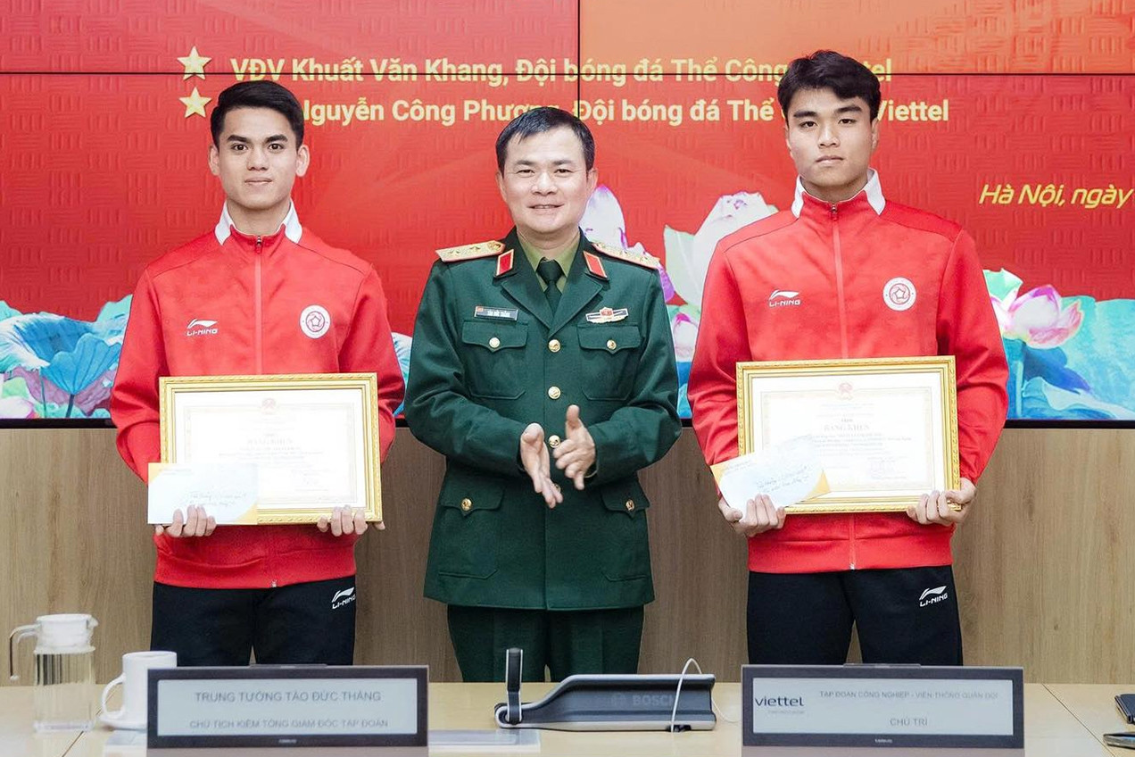 Khuất Văn Khang và Công Phương nhận bằng khen của Bộ Quốc phòng