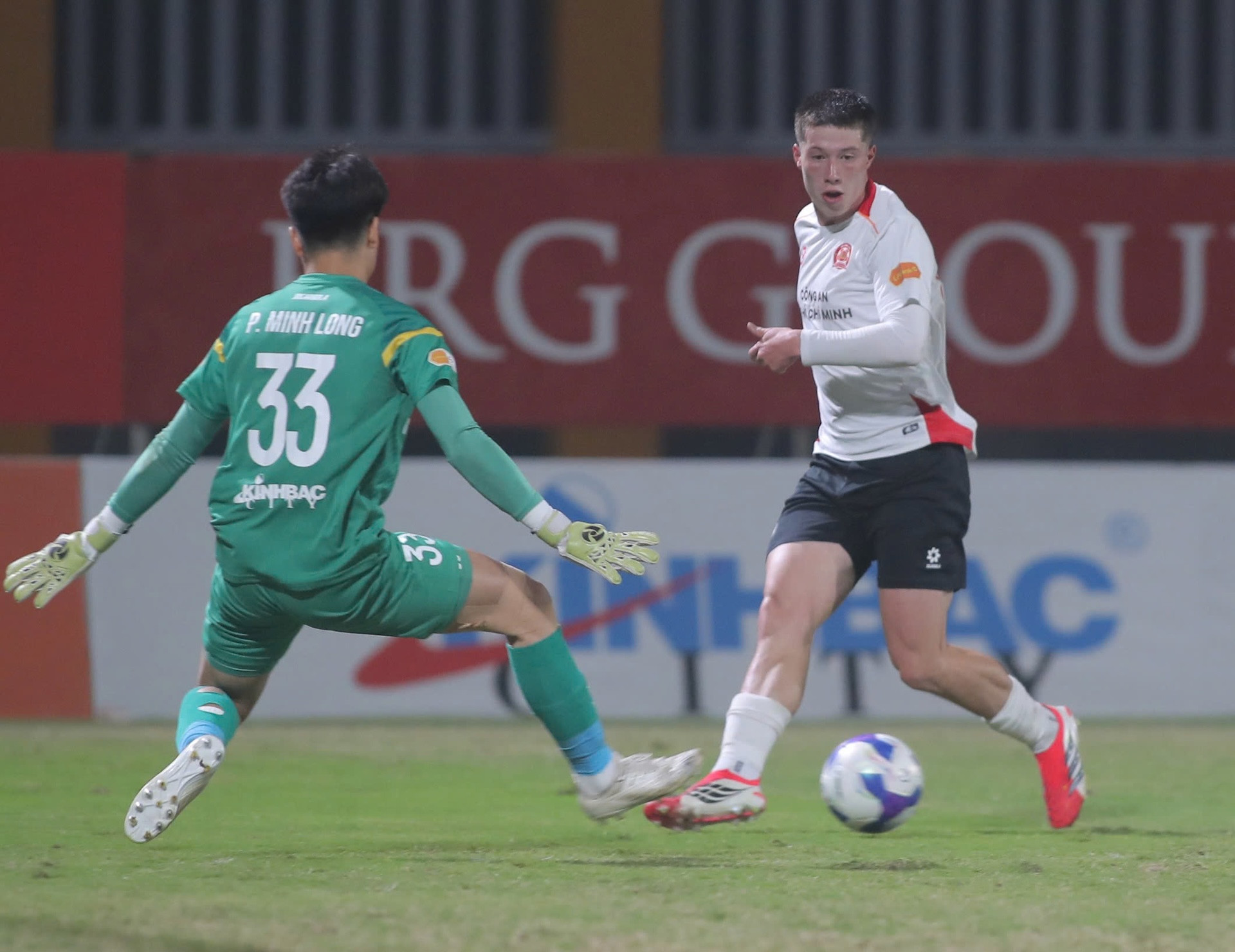 Cầu thủ Việt kiều rực sáng, vì đâu HLV Kim Sang Sik chưa vội mừng