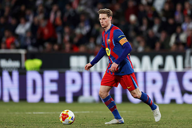 Giới truyền th&ocirc;ng hết lời ca ngợi De Jong. 