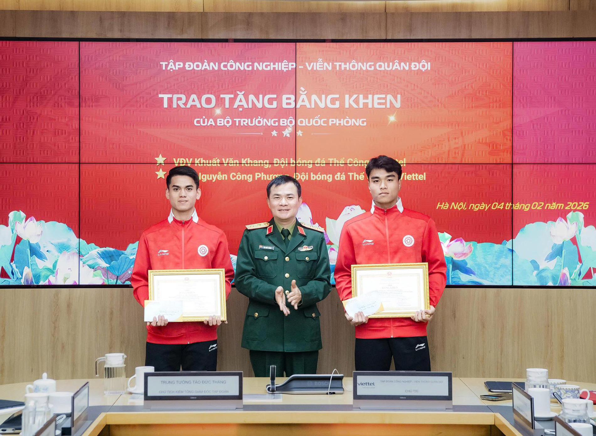 Khuất Văn Khang và Công Phương nhận bằng khen của Bộ Quốc phòng