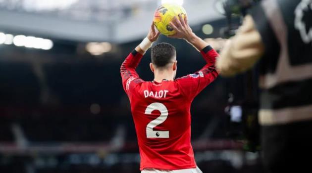 Dalot thăng hoa cùng Carrick, huyền thoại MU nức nở khen