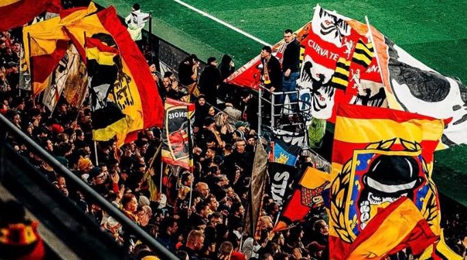 Đỏ v&agrave; v&agrave;ng l&agrave; 2 gam m&agrave;u đặc trưng của Lens.