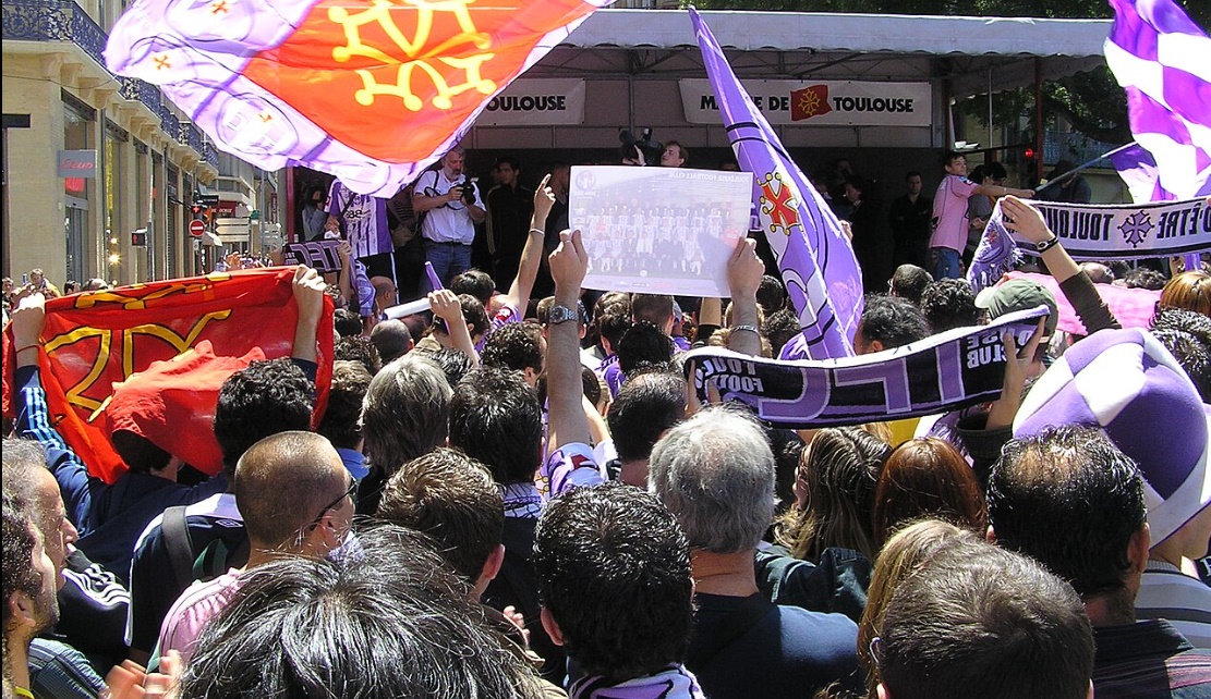 C&aacute;c cổ động vi&ecirc;n Toulouse ăn mừng việc CLB gi&agrave;nh quyền tham dự UEFA Champions League m&ugrave;a giải 2007&ndash;08.