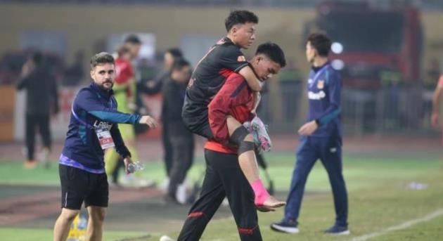Bão chấn thương càn quét V-League, HLV Kim Sang-sik lo sốt vó