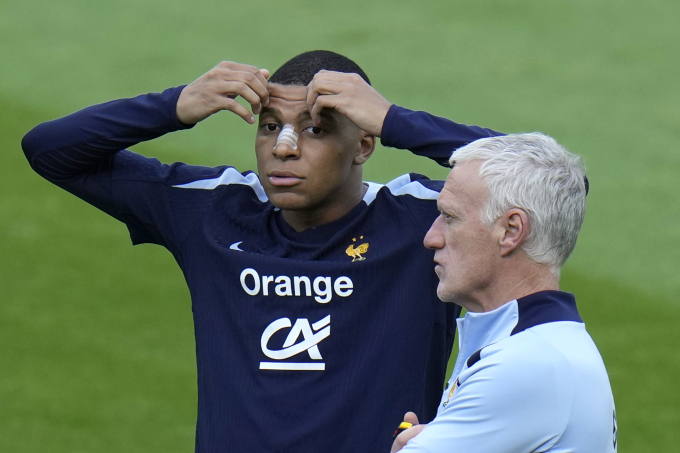Deschamps: `Đừng mong Mbappe chạy 11 km mỗi trận`