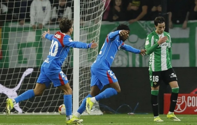 HLV Simeone hết lời khen Lookman sau trận thắng 5-0