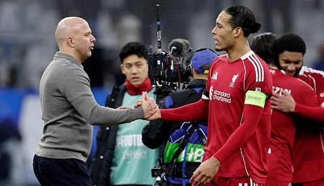 Van Dijk công khai bảo vệ Arne Slot trước làn sóng chỉ trích