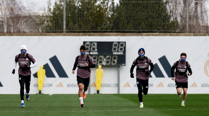 Vì sao cầu thủ Real tập luyện với mặt nạ lạ?