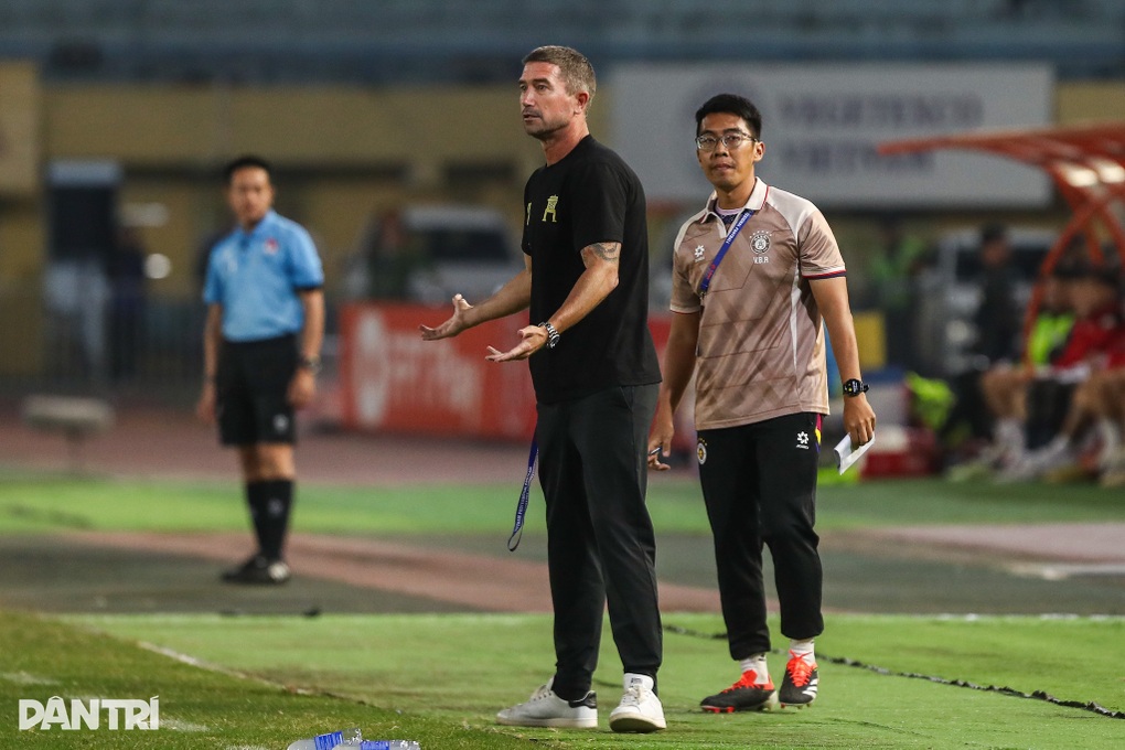 CLB Ninh Bình tiếp tục thất bại, Hà Nội FC giành 3 điểm thuyết phục