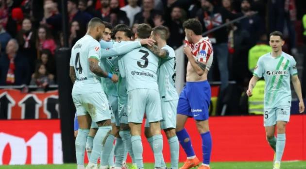 Antony có siêu phẩm, Betis đòi nợ thành công trước Atletico Madrid