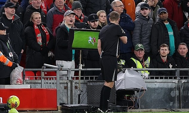 Bàn thắng của Man City vào lưới Liverpool bị hủy hy hữu