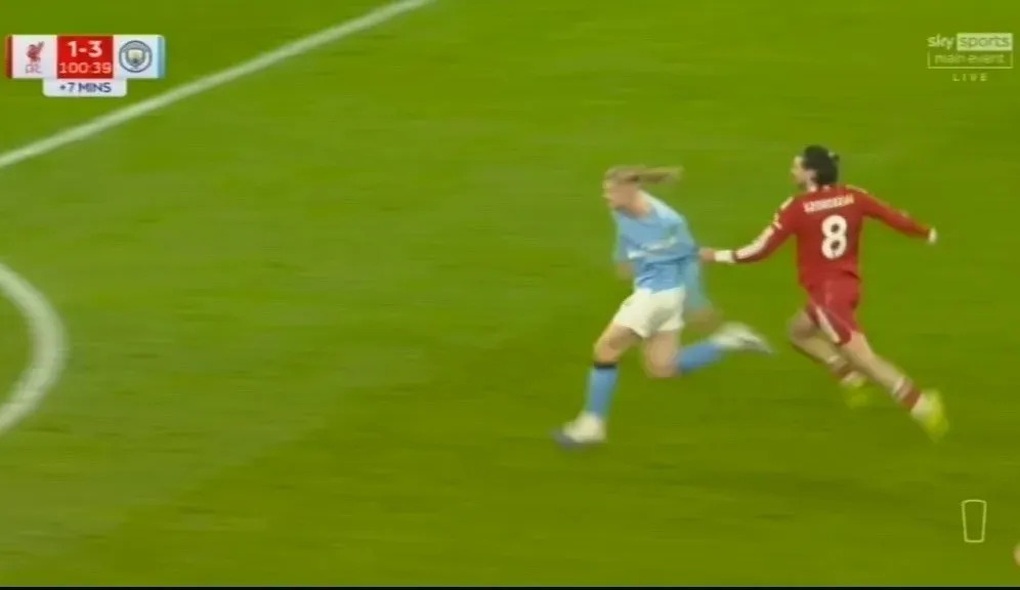 Cựu trọng tài Anh tiết lộ lý do Man City bị từ chối bàn thắng phút bù giờ