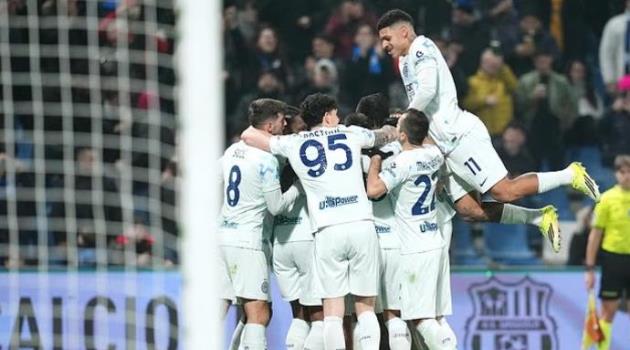 Thắng đậm 5-0 nhờ Dimarco, Inter bỏ xa Milan 8 điểm