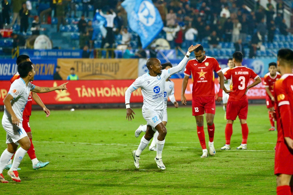 Xuân Son bị từ chối bàn thắng, CLB Nam Định đánh rơi điểm ở V-League