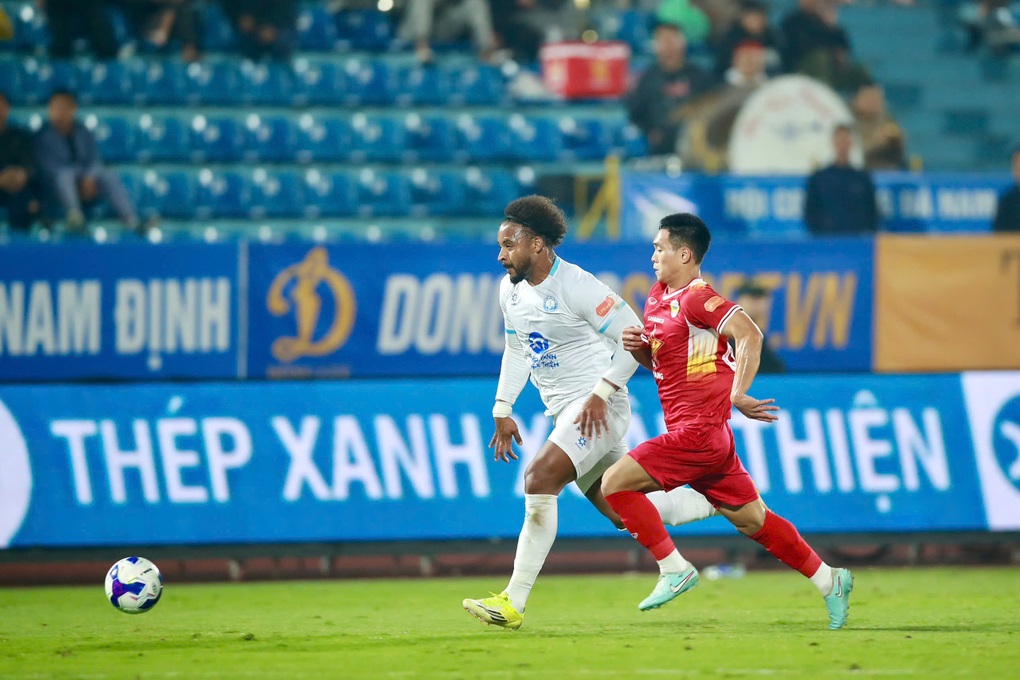 Xuân Son bị từ chối bàn thắng, CLB Nam Định đánh rơi điểm ở V-League - 2