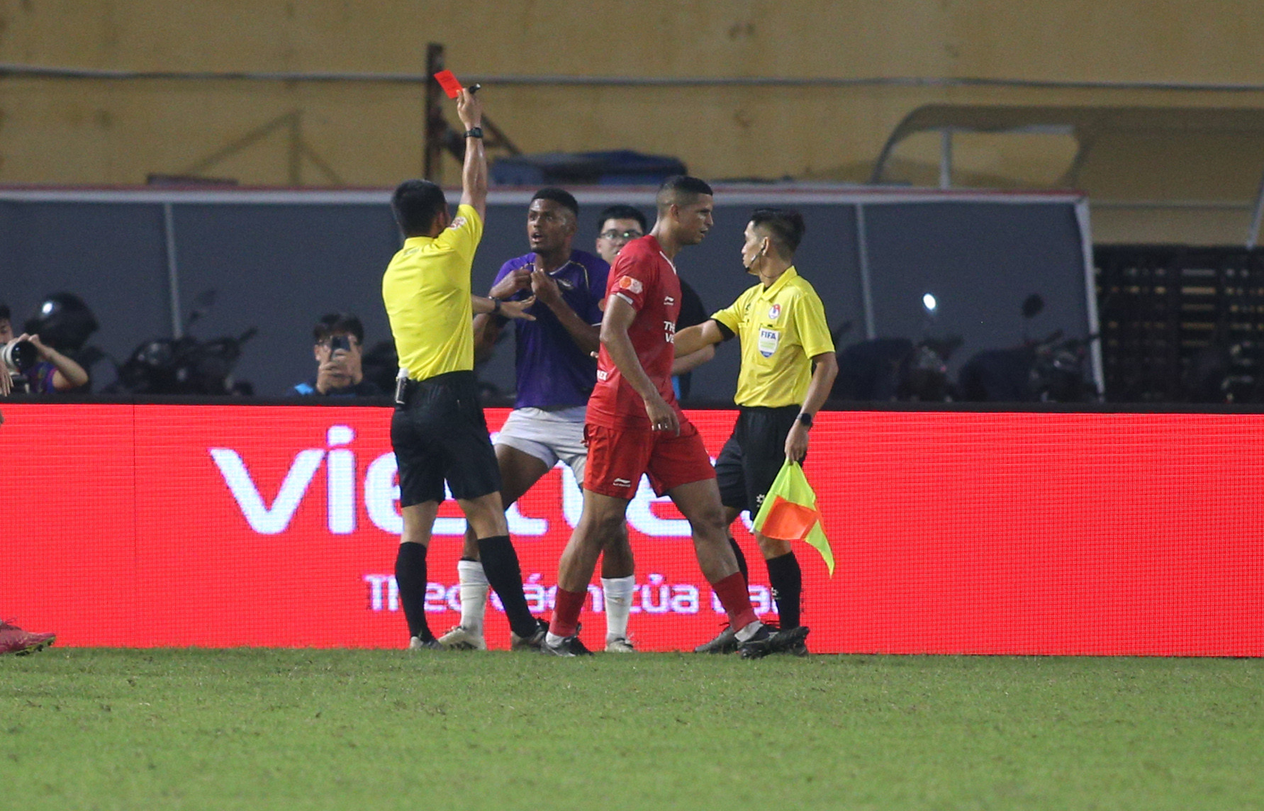 HLV Harry Kewell: Trọng tài ở Ngoại hạng Anh không bắt như ở V-League