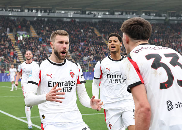 Thắng nghẹt thở Cremonese, AC Milan bám đuổi Inter