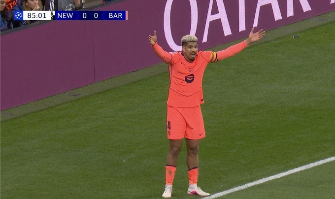 Bàn thua bi hài của Barca trước Newcastle