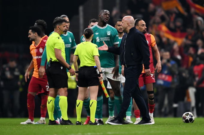 Slot phàn nàn về VAR sau trận thua của Liverpool