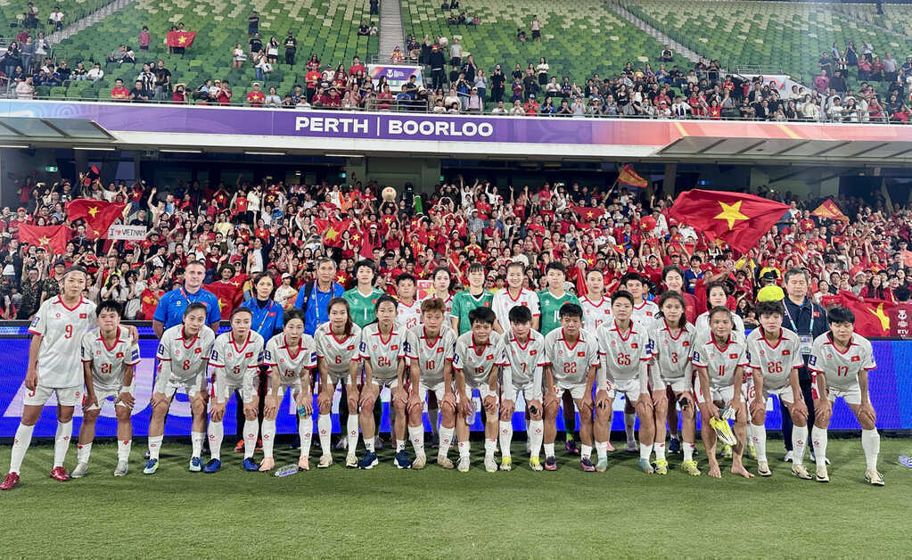 Tuyển nữ Việt Nam về nước, VFF tìm người thay HLV Mai Đức Chung