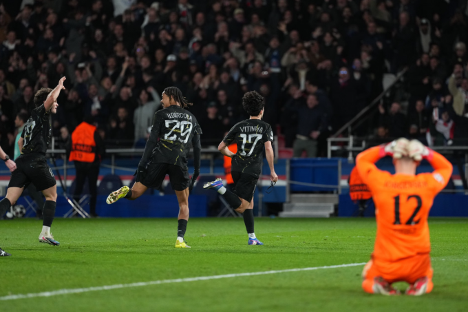 Carragher chỉ ra `tử huyệt` của Chelsea