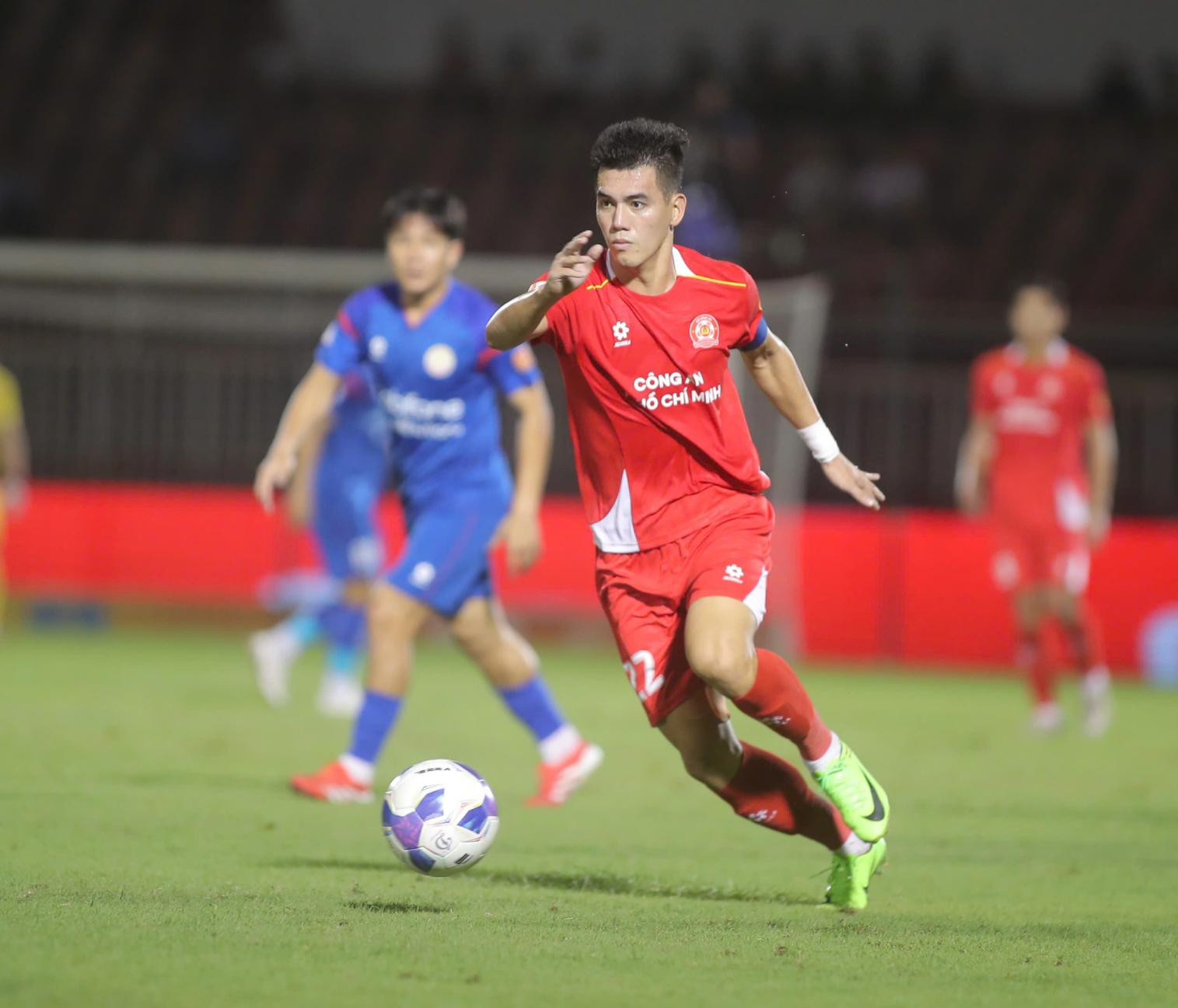 Cầu thủ Việt kiều Khoa Ngô che mờ Tiến Linh, CA TPHCM bỏ túi 3 điểm