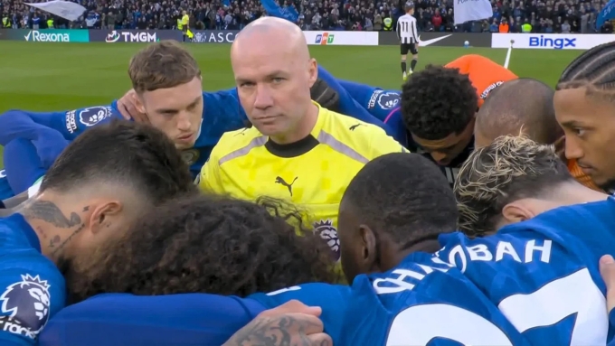 Chelsea thua khi trọng tài có hành động lạ ở Ngoại hạng Anh