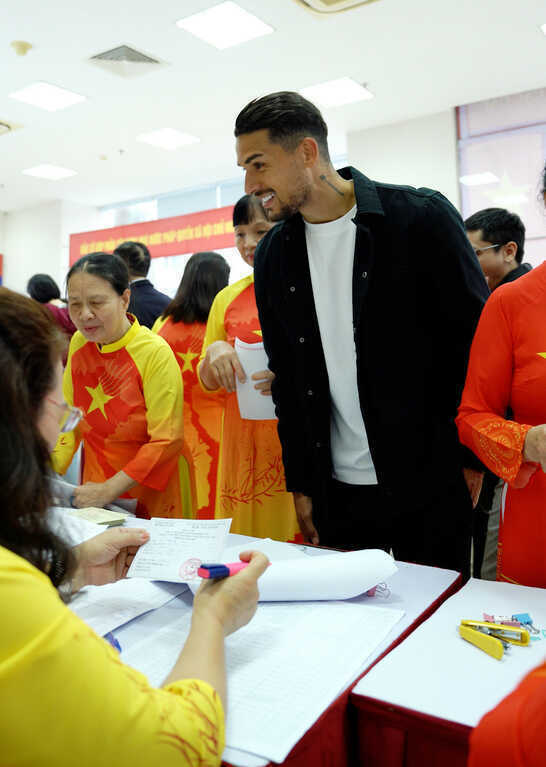 Xuân Son cùng Hoàng Hên, Khuất Văn Khang rộn ràng đi bầu cử