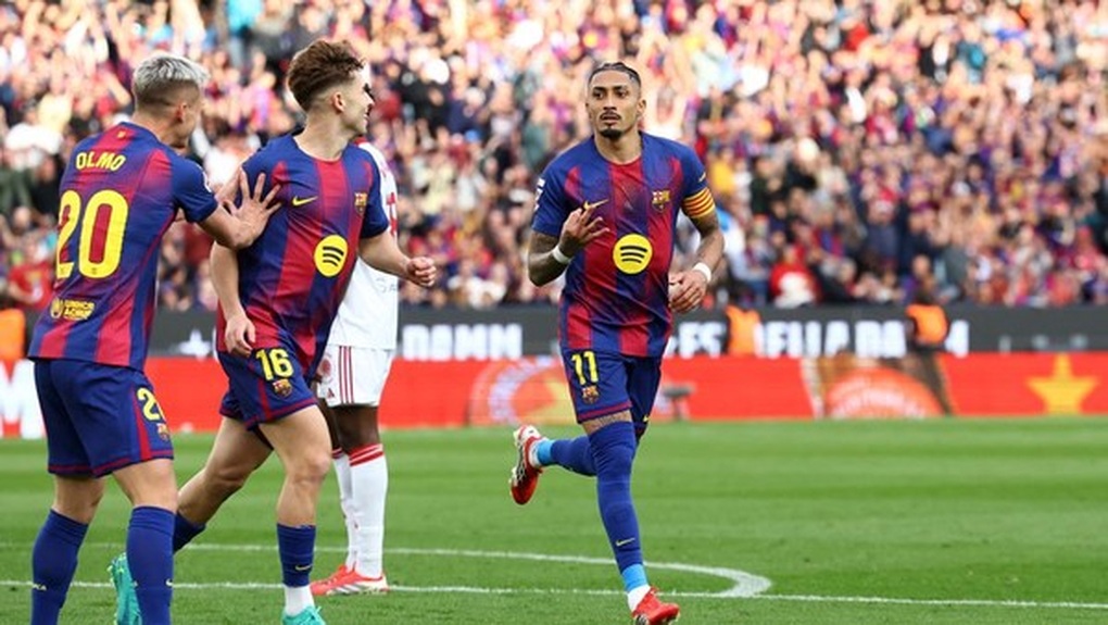 Raphinha lập hat-trick, Barcelona vững vàng ở ngôi đầu bảng La Liga - 1
