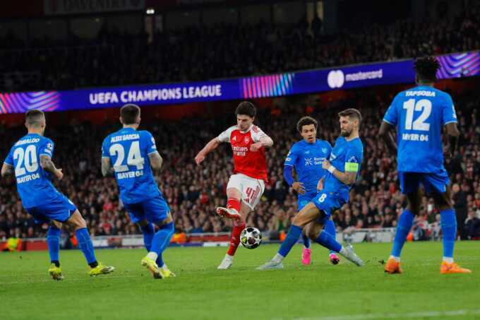 Arsenal vào tứ kết Champions League