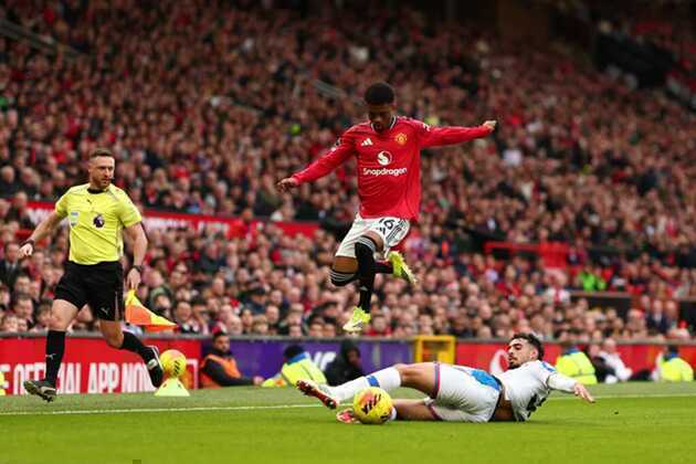 Amad Diallo chỉ được tung v&agrave;o s&acirc;n ở ph&uacute;t 75 khi Quỷ đỏ dẫn trước.