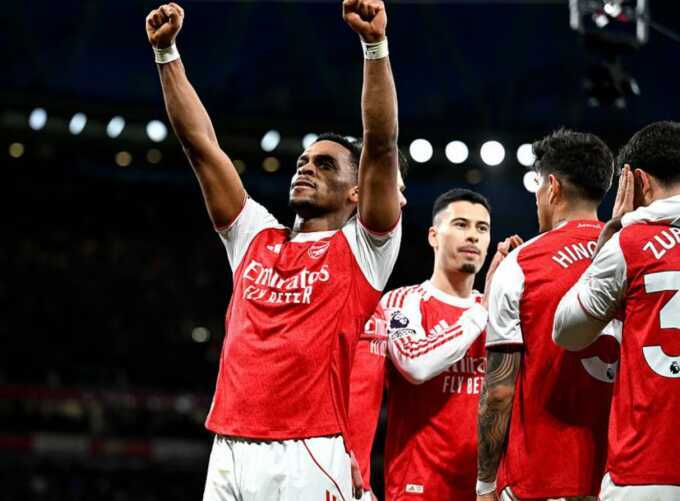 Neville: `Arsenal còn 10 tuần đau đớn ở Ngoại hạng Anh`