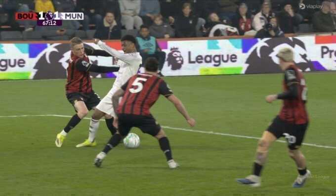 Carrick chê trọng tài Ngoại hạng Anh thiếu nhất quán