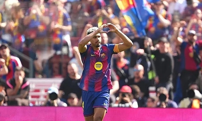 Barca tái lập cách biệt 7 điểm với Real