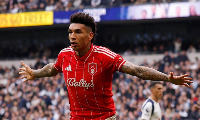 Tottenham thua thảm Nottingham, rơi xuống vị trí 17