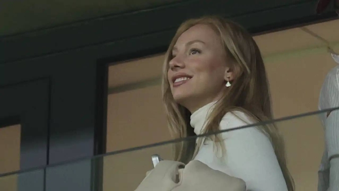 Bạn gái tin đồn đến xem Mbappe thi đấu