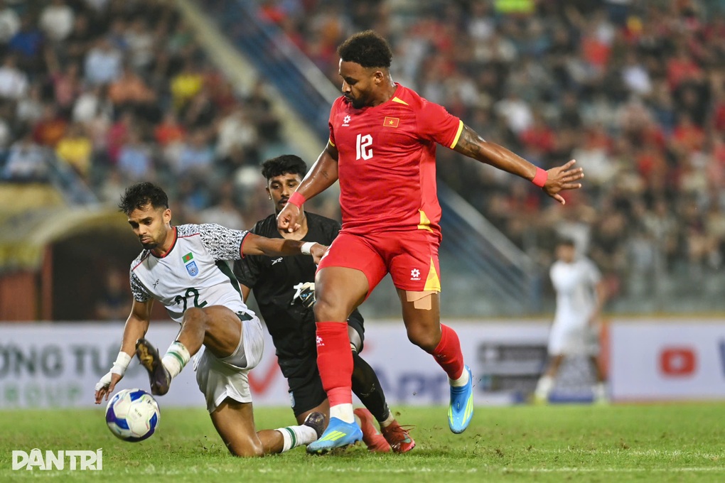 HLV Kim Sang Sik: ~Xuân Son tăng cân, di chuyển chưa được tốt~