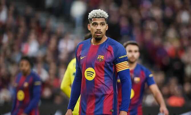 HLV Flick úp mở khả năng để Araujo đá chính trước Atletico