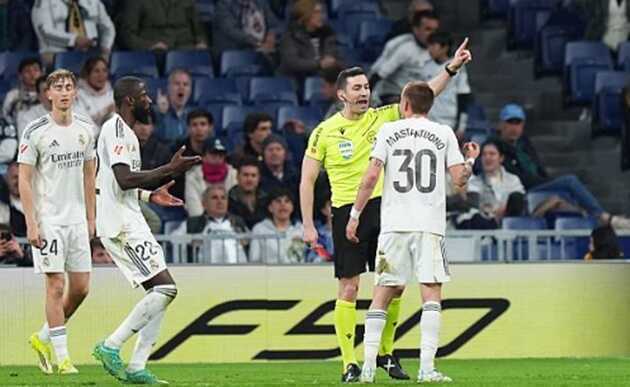 Mastantuono tự hủy tương lai tại Real bằng thẻ đỏ